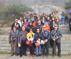 團隊攝於泰山之顛，大霧