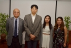 陳明君老師與中文大學善衡書院院長辛世文教授(左一)及善行書院學生代表(右一及右二)合照
