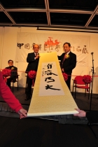 老師贈送記念品給嘉賓楊茂部長