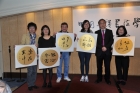 容老師頒獎與連續五年跟隨他學習書法的會員(左至右:陳淑嫻，歐燕如，李雲通，郭鳳琴，老師，劉美霞)