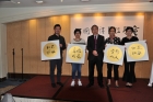 容老師頒獎與連續十年跟隨他學習書法的會員(左至右:禤駿遠，譚妙賢，老師，賴小雯，伍金燕)