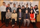 大會通過第六屆執委會成員，前排左至右:古凱儀師姐，羅德賢師姐，容浩然老師，梁淑德師姐，林秀娟師姐，後排左至右:黃志榮師兄，羅沛安師兄，陳志文師兄，張紅師姐，陳蜀香師姐，李佐略師兄，歐燕玲師姐，伍金燕師姐 (尚有三位執委缺席，他們是彭長緯，梁文德和鄭碧君)