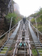 坐索道從谷底上山頂，不用10分鐘