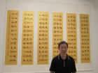 容浩然老師於他的作品前留影