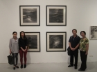 李麗芬師姐與容老師，師母及大女兒容藝文於她入圍作品 (晨 1. 生機 2. 甦醒 3. 破曉 4. 晨光  水墨紙本斗方，一組四幀) 前合照