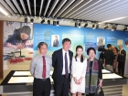 容藝文, 容浩然老師伉儷, 沈祖堯校長合照於場館內