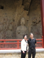 容老師伉儷留影於石窟寺