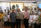容老師致送作品集給沈慕羽書法記念館代表